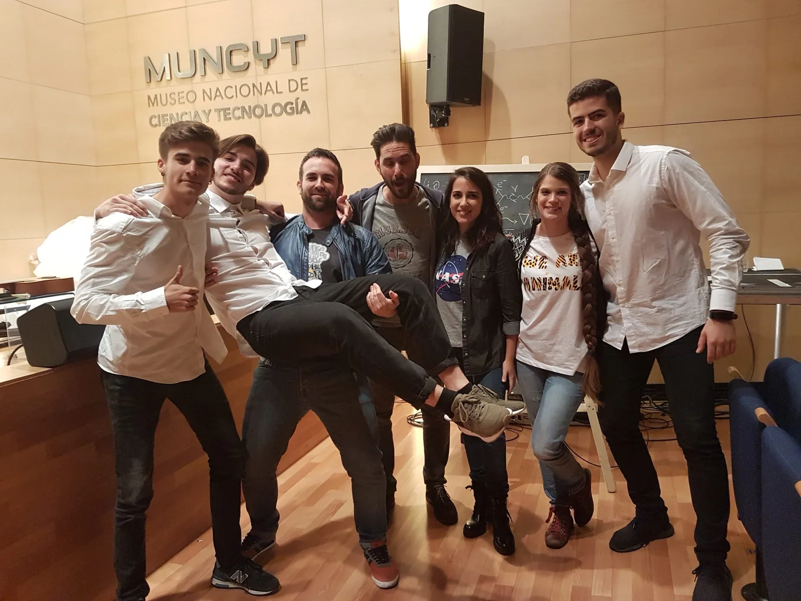Asensio con el equipo de Divulgalo/CienciaClip en el Museo Nacional de Ciencia y Tecnología