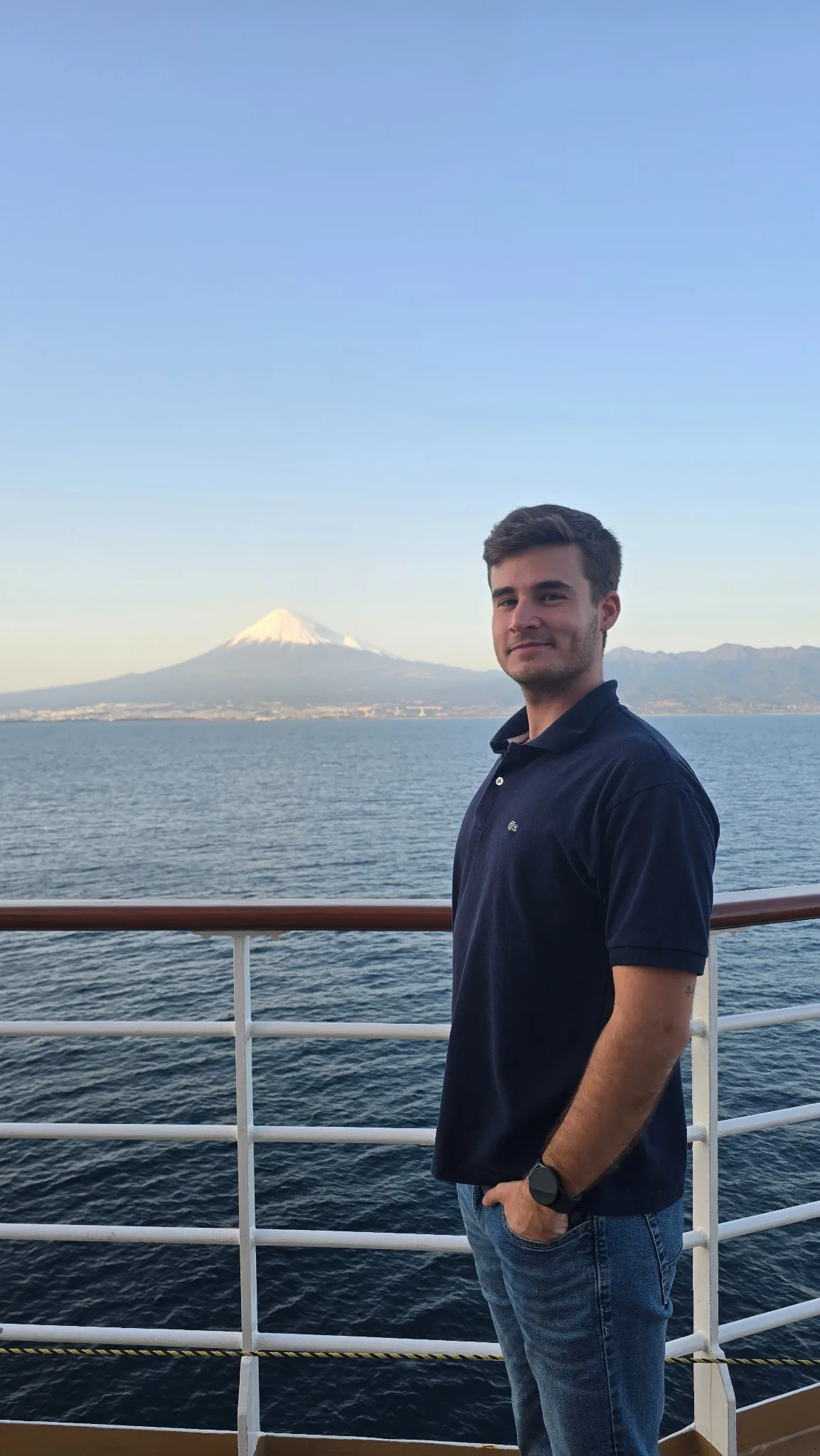 Asensio en la cubierta del barco del Ship for World Youth, con el monte Fuji nevado al fondo sobre la bahía